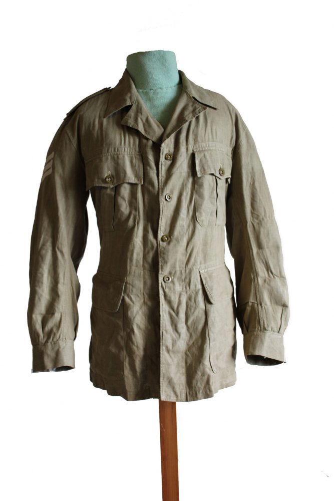 Green khaki jacket, with large pockets and buttons